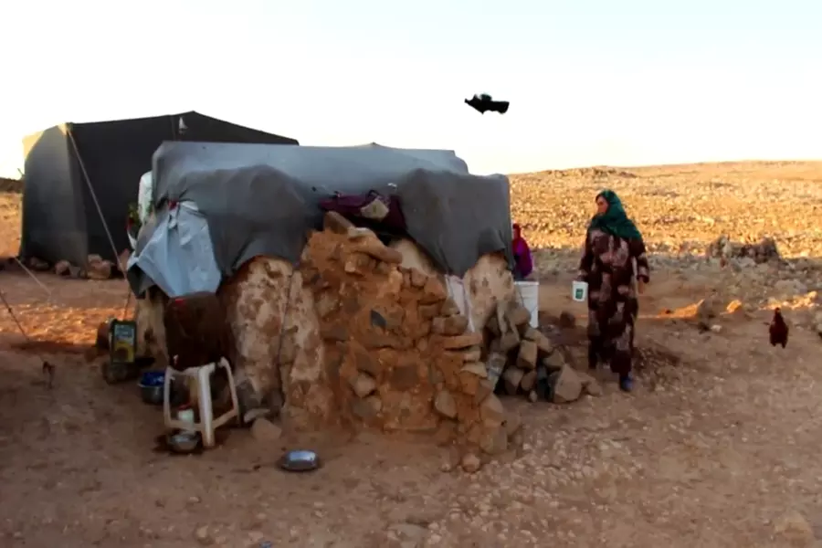 "أم عامر" تواجه ضنك الحياة مع 15 فرداً في خيمة مهترئة في مخيم المكسر بريف إدلب .. فهل من معيل..؟؟