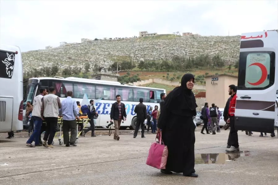 مدفعية الأسد تستهدف لمرتين حافلات تقل مهجري الغوطة الشرقية في الزيارة بسهل الغاب دون إصابات