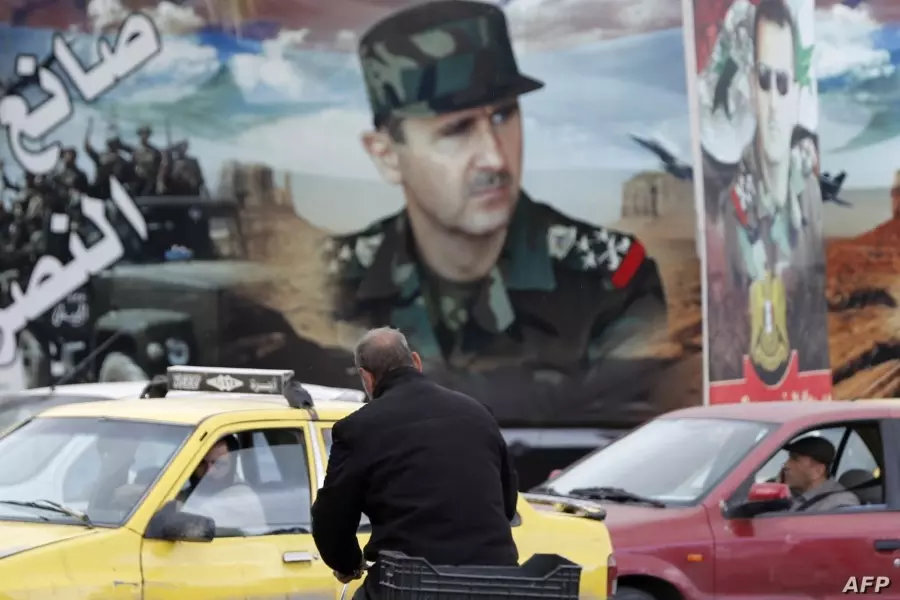 قوات الأسد تجبر أصحاب المحال التجارية والسيارات على تعليق صور "المجرم الأسد"