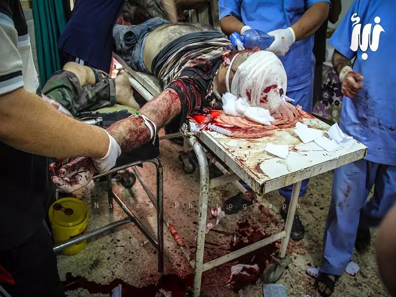 شهداء و جرحى نتيجة سقوط برميل متفجر بالقرب من المسجد العمري بدرعا البلد