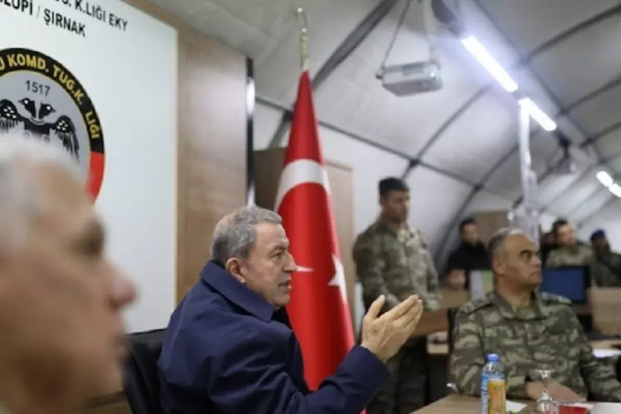 وزير الدفاع التركي يتفقد وحدات جيشه على الحدود مع سوريا