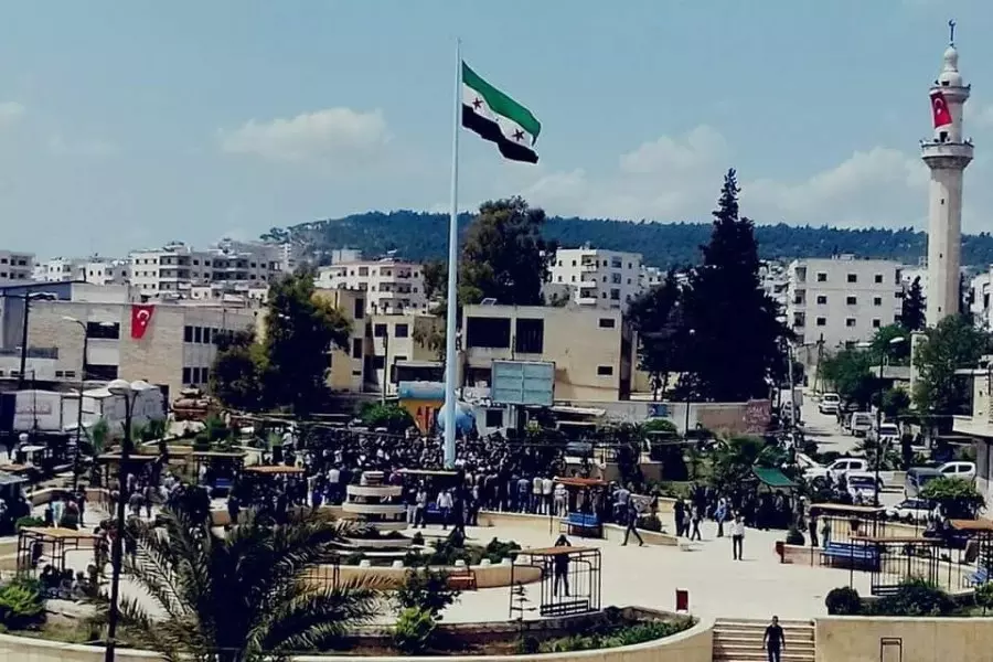عرب وأكراد يرفعون أكبر علم للثورة السورية وسط ساحة عفرين المحررة
