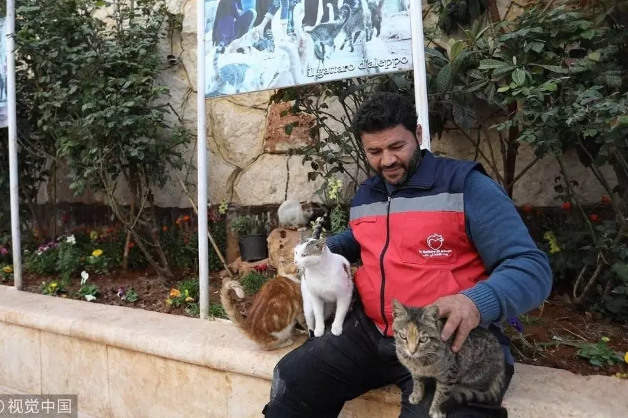بظروف غامضة ... أمنية "تحرير- الشام" تعتقل "رجل القطط" بمدينة إدلب