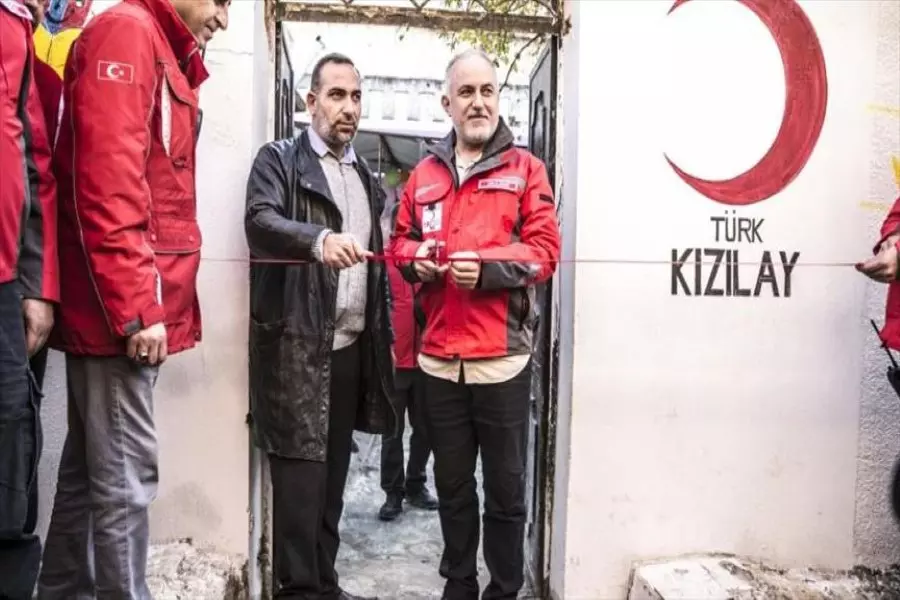 رئيس الهلال الأحمر التركي يفتتح مدرسة ابتدائية وورشة خياطة في خان شيخون