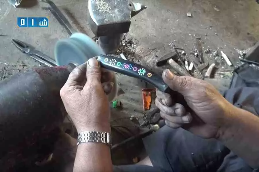 صناعة السكاكين ومشارب الدخان حرفة ما زال "غجر سوريا" يحافظون عليها