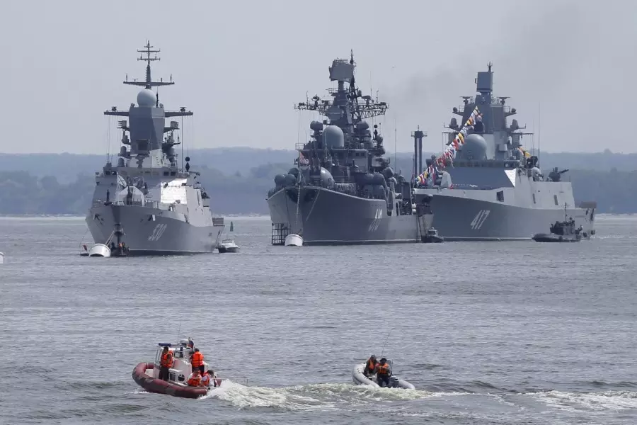 سفن حربية روسية مثقلة بحمولتها تتجه للشواطئ السورية لدعم حميميم