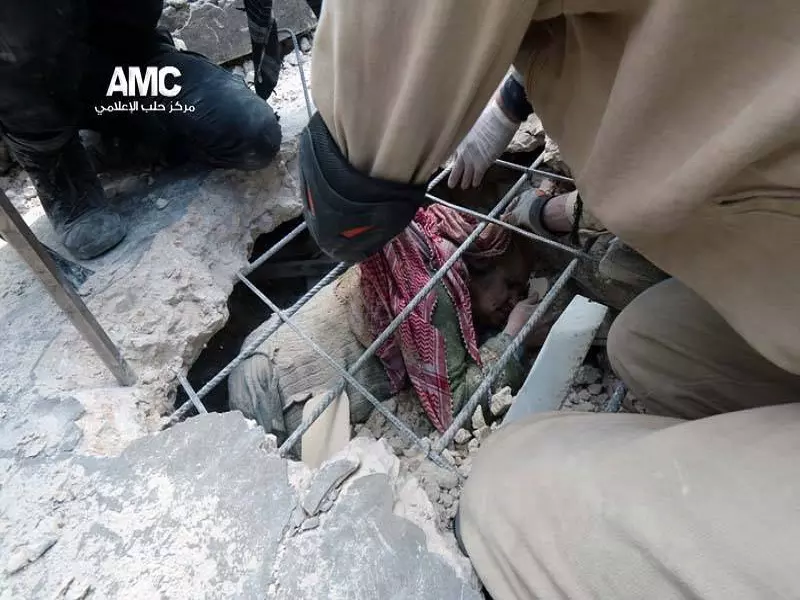 كتائب الثوار تدمر دبابة بريف حلب ... وطائرات الأسد تقصف بلدة حيان بالغازات السامة