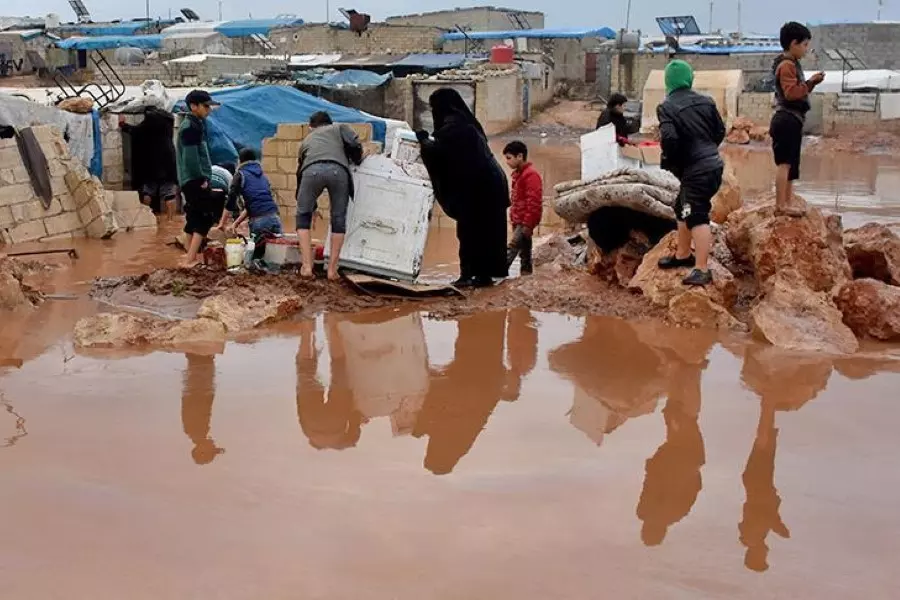 هيئة الإغاثة التركية تستهدف 1200 عائلة متضررة من السيول بمخيمات إدلب بمساعدات عاجلة