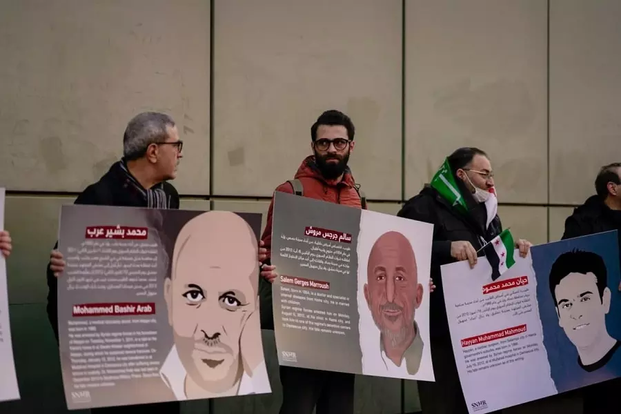 بدء محاكمة "علاء موسى" في فرانكفورت.. و"الشبكة السورية" تعرض صوراً لكوادر طبية مختفين قسرياً أمام قاعة المحكمة