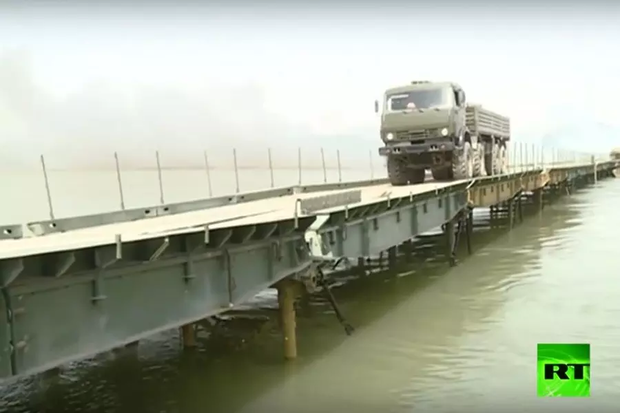 خبراء روس يقومون ببناء جسر فوق نهر الفرات لنقل المعدات العسكرية