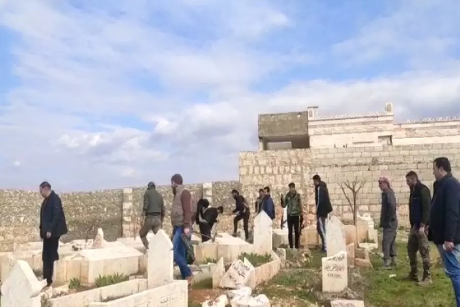 شبيحة الأسد تحرق مقابر الشهداء بعد نبشها .. تعرف هوية المجرمين في بلدة حيان بريف حلب