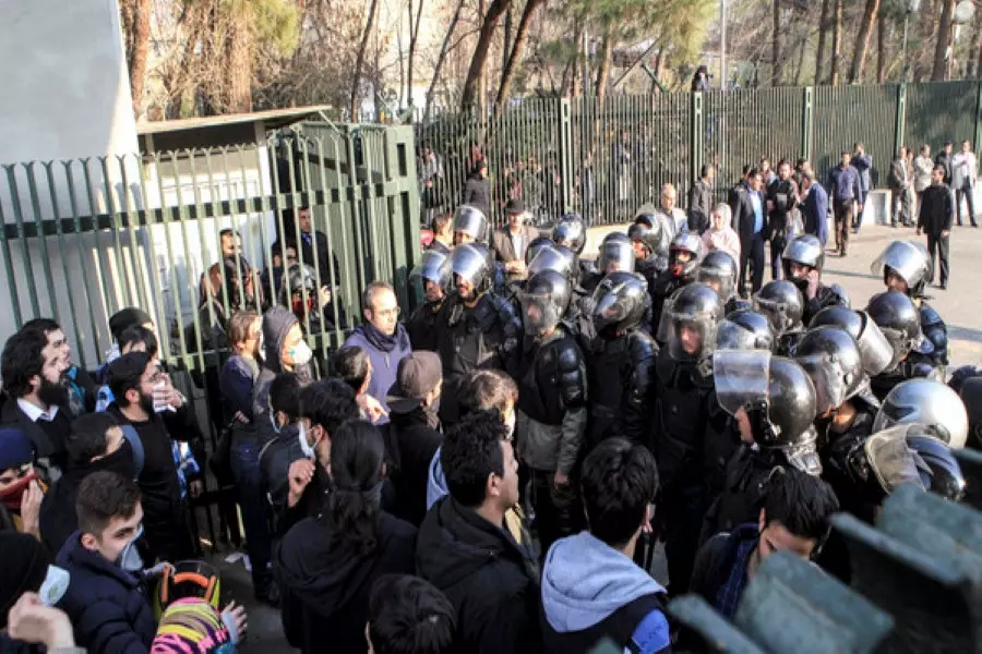 المظاهرات تتواصل في ايران وسط مقتل 8 متظاهرين واعتقال أكثر من 370 شخص