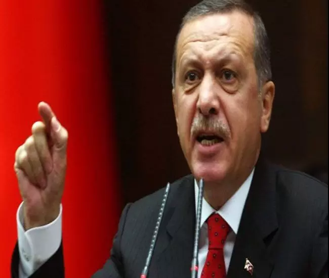 أردوغان رداً على زبارة الأسد لموسكو ... هل استقبال شخص قتل نحو 370 ألف من شعبه على سجادة حمراء له مكانة في الأعراف الدبلوماسية الدولية
