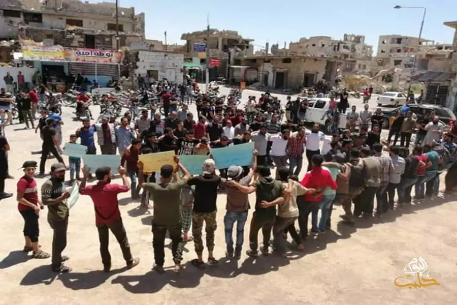 "درعا البلد" تتظاهر في ساحة "العمري" للمطالبة بالمعتقلين ورفع القبضة الأمنية