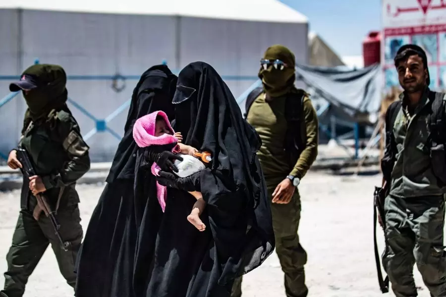 ميليشيا "قسد" تداهم مخيم الهول وتعتقل أكثر من 40 سيدة وطفل