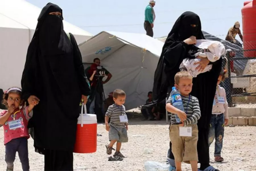 الاستخبارات العراقية تعتقل عنصر ينقل عائلات "داعش" من مخيم الهول للعراق