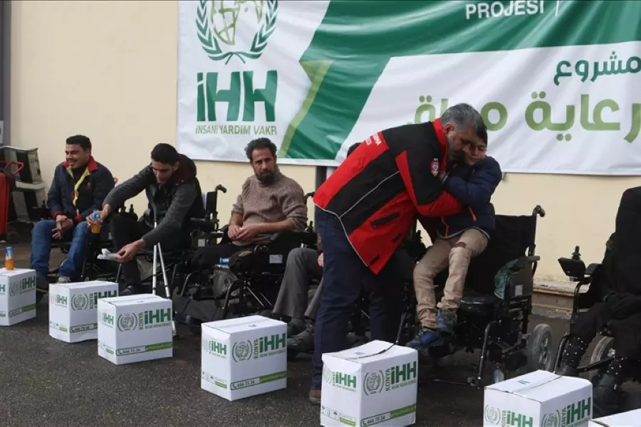 هيئة الإغاثة التركية تقدم 20 كرسياً متحركاً لمعاقين بإدلب