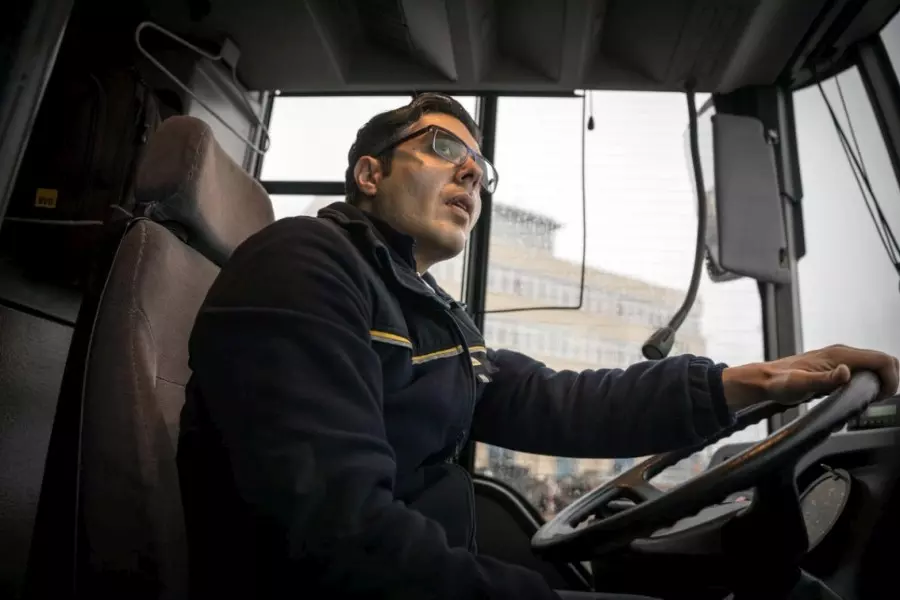 لاجئ سوري في ألمانيا يتجاوز الصعوبات ويبدأ عمله كسائق حافلة في برلين