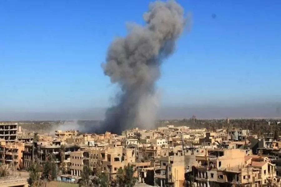 تنظيم الدولة يدفن أكثر من 50 شخصا قتلوا جراء القصف بريف ديرالزور