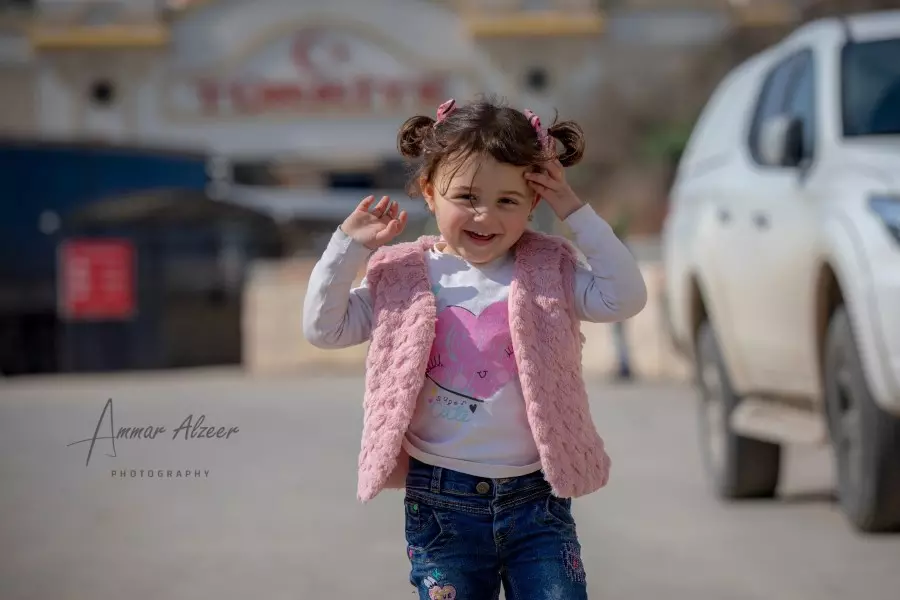 تركيا تنقل طفلة "ضحكة الحرب" وعائلتها من إدلب إلى أراضيها