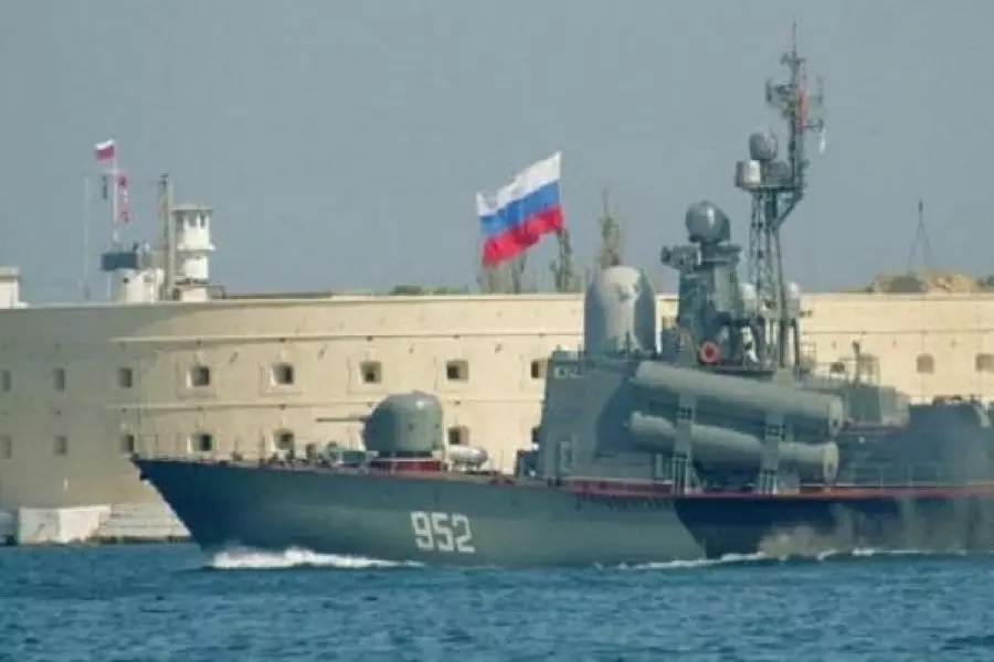 مع زيادة التوتر.. روسيا ترسل سفينتين حربيتين إلى سوريا