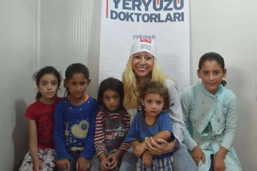 أطباء أتراك يقضون إجازتهم في تقديم الخدمات الطبية للسوريين في مخيمات إعزاز