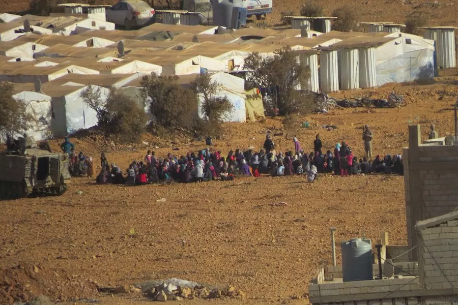 جيش لبنان يشن حملة دهم وتفتيش و اعتقال على مخيمات اللاجئين السوريين في عرسال