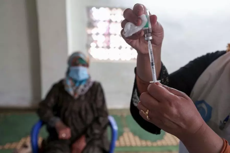 أكثر من 25 ألفاً تلقوا اللقاح بالشمال السوري.. وصحة النظام ترفع حصيلة "كورونا"