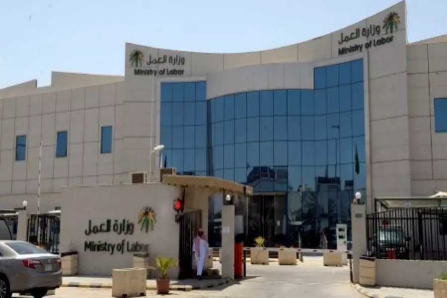 وزارة العمل السعودية تمنح السوريين خدمة إصدار وتجديد إشعار العمل