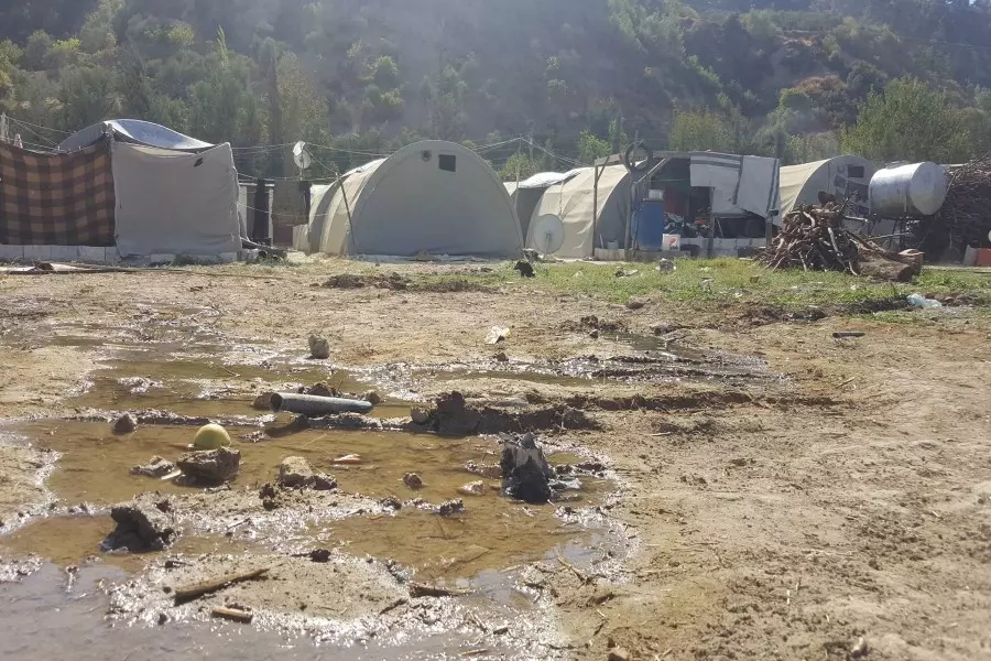مدفعية الأسد تستهدف مخيمات النازحين على الحدود التركية بإدلب