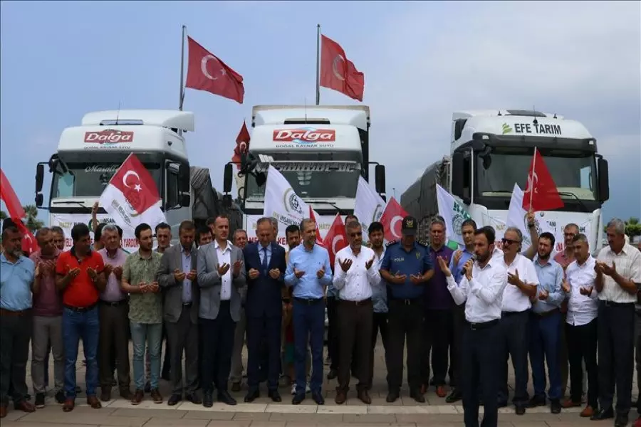 الإغاثة الإنسانية التركية ترسل ثلاث شاحنات محملة بمادة الطحين لإدلب وعفرين