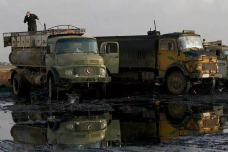 مصادر تكشف عن عراب تهريب النفط بين مناطق سيطرة "قسد والأسد" بدير الزور