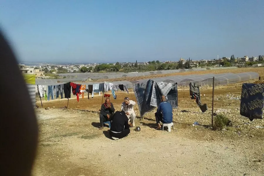 أزمة لازالت قائمة .. سبع عائلات من أصل ٣٥٠ عائلة غادرت مخيم “الريحانية” و البقية ينتظرون قراراً لبنانياً يرأف بحالهم