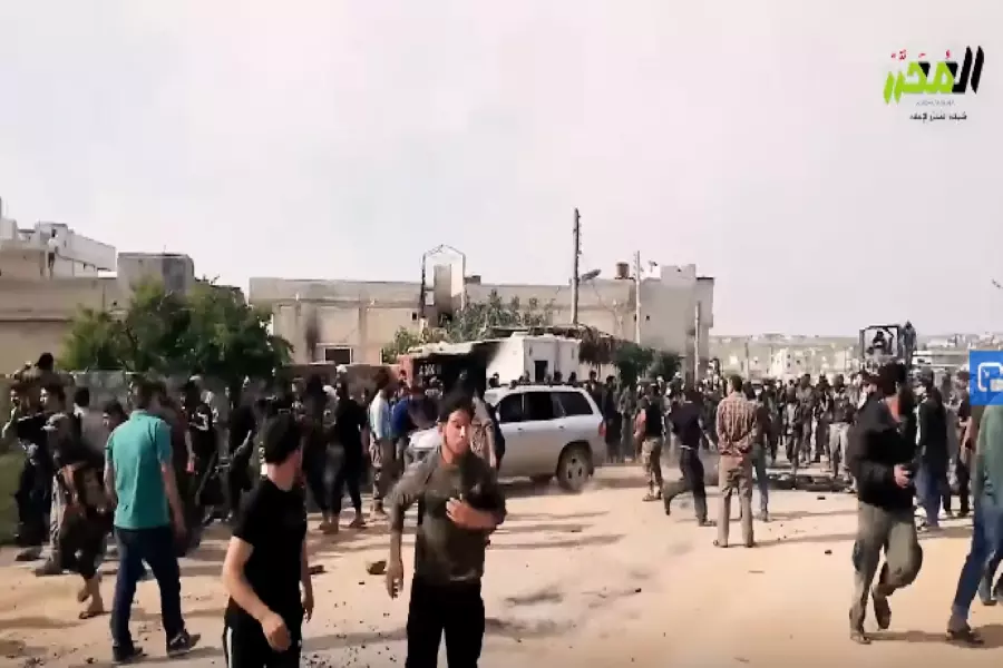 أمنية "تحرير الشام" تجاري النظام باستهداف المتظاهرين بالرصاص ودهسهم والنشطاء ينعتوهم بـ "الشبيحة"