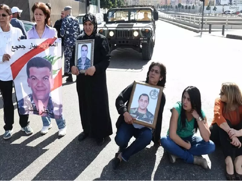 أهالي المحتجزين اللبنانيين يعتصمون قرب مقر السرايا الحكومية وسط العاصمة بيروت