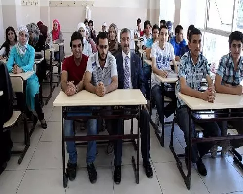 إحدى المؤسسات التركية تعلم اللاجئين السوريين اللغة التركية مجاناً