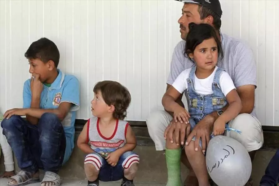 تساؤلات سورية في زمن الحرب: اشتري دفترا وقلما لابني أم رغيف خبز؟