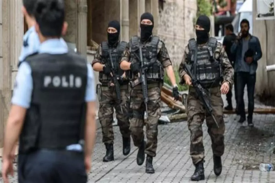 السلطات التركية تعلن توقيف 6 سوريين على صلة بـ "بي كا كا" في اسطنبول