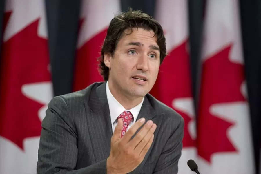 رئيس وزراء كندا يحضن رضيعا سورياً سمي باسمه