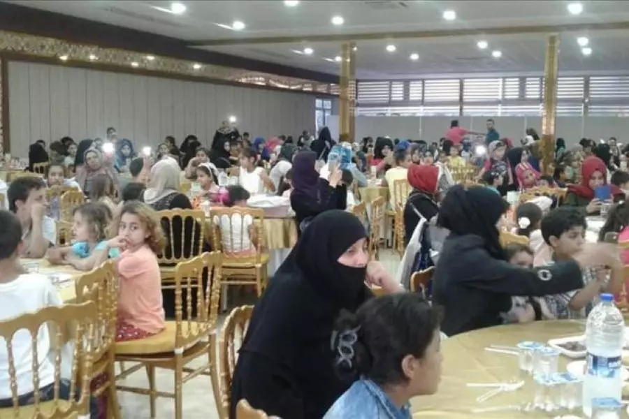 مائدة إفطار تجمع حوالي 700 يتيم تركي وسوري في ولاية "شانلي أورفة"