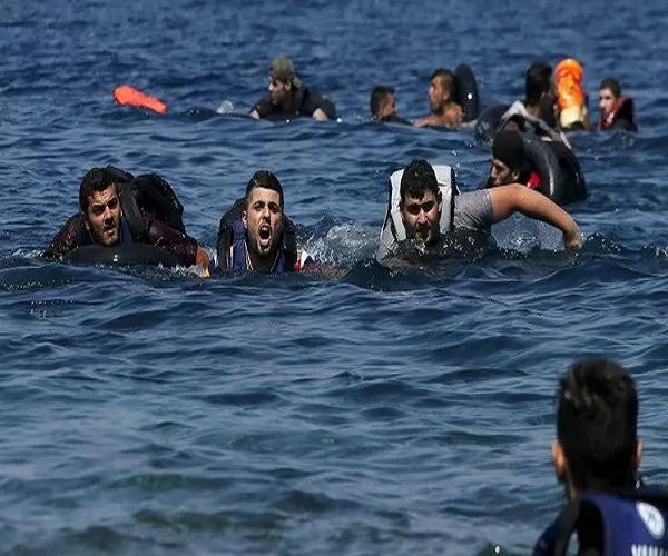 الرئيس اليوناني مصدوم... من أشرطة فيديو تظهر قيام عناصر خفر السواحل اليونانيين بإغراق قوارب تقل اللاجئين السوريين