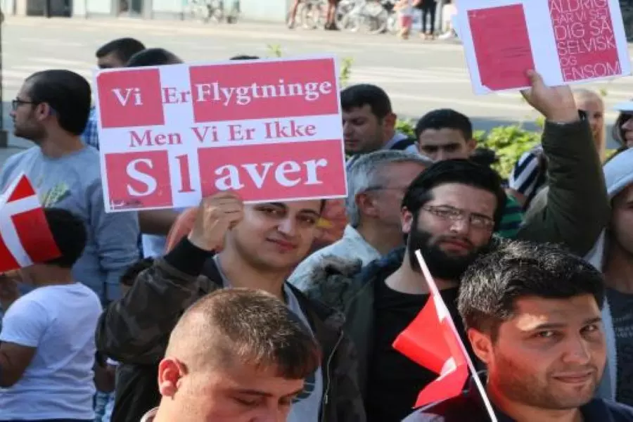 لاجئون سوريون يتظاهرون في الدنمارك احتجاجاً على قرار إلغاء الإقامة الدائمة