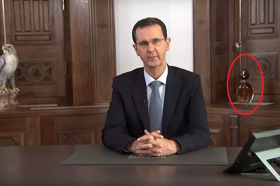 رئاسة النظام تعلق على رواية ساخرة حول "زجاجة" ظهرت خلف الأسد في خطابه المُسجّل ..!!