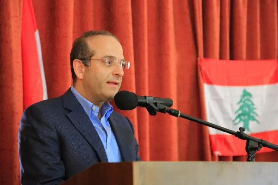 وزير لبناني: البناء والزراعة والنفايات ما يحق للسوريين العمل بها في لبنان