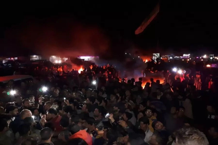 أهالي القرى المحتلة من قبل "قسد" يحرقون الإطارات ويتظاهرون للمطالبة باستعادة أرضهم