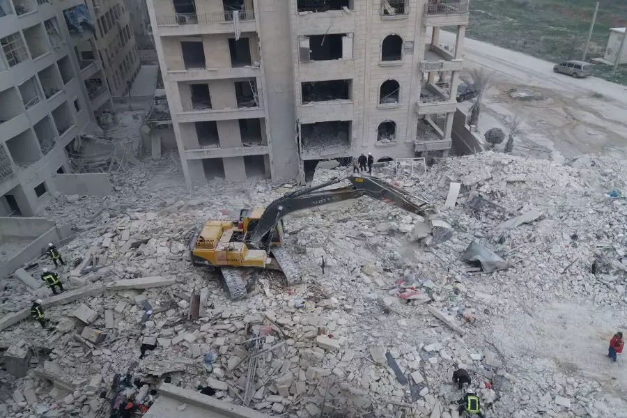 الدفاع المدني ينتشل 8 شهداء من تحت أنقاض مبنى من عدة طوابق بمدينة إدلب