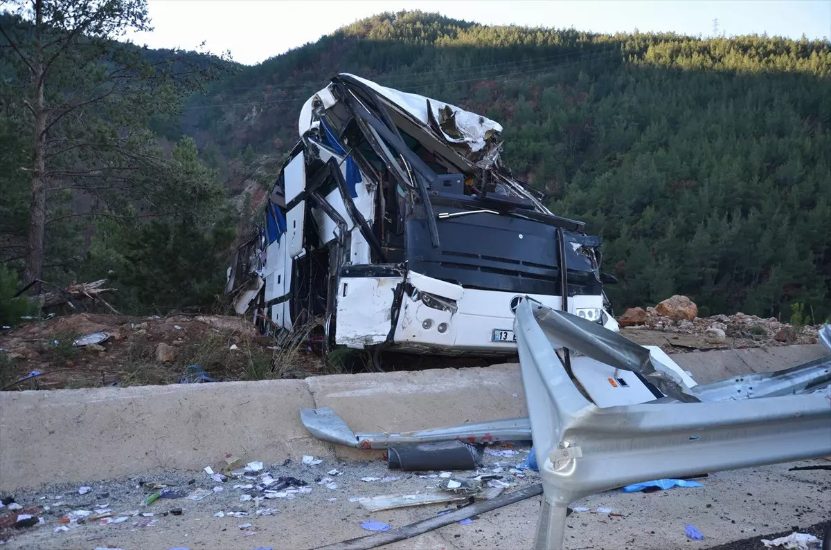 وفاة ٧ سوريين و اصابة أكبر من ٤٠ في حادث سير في جنوب تركيا