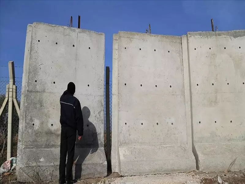 تركيا تقترب من انهاء بناء جدار على حدودها مع جرابلس التي يسيطر عليها تنظيم الدولة