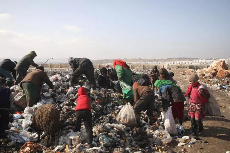 شبكة حقوقية تعلق على فيديو لأطفال يعملون بجمع النفايات بإدلب