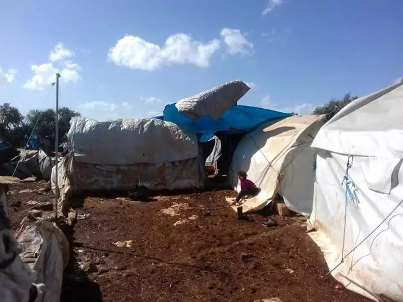 مواجهة جديدة مع الطقس .. عاصفة هوائية تقتلع عشرات الخيم في “أطمة” و تتسبب بعشرات الاصابات